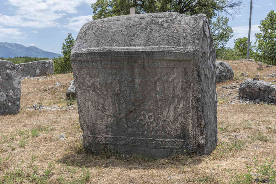 Croacia - Cista Velika - cementerio medieval - tumbas Stecci 10.jpg